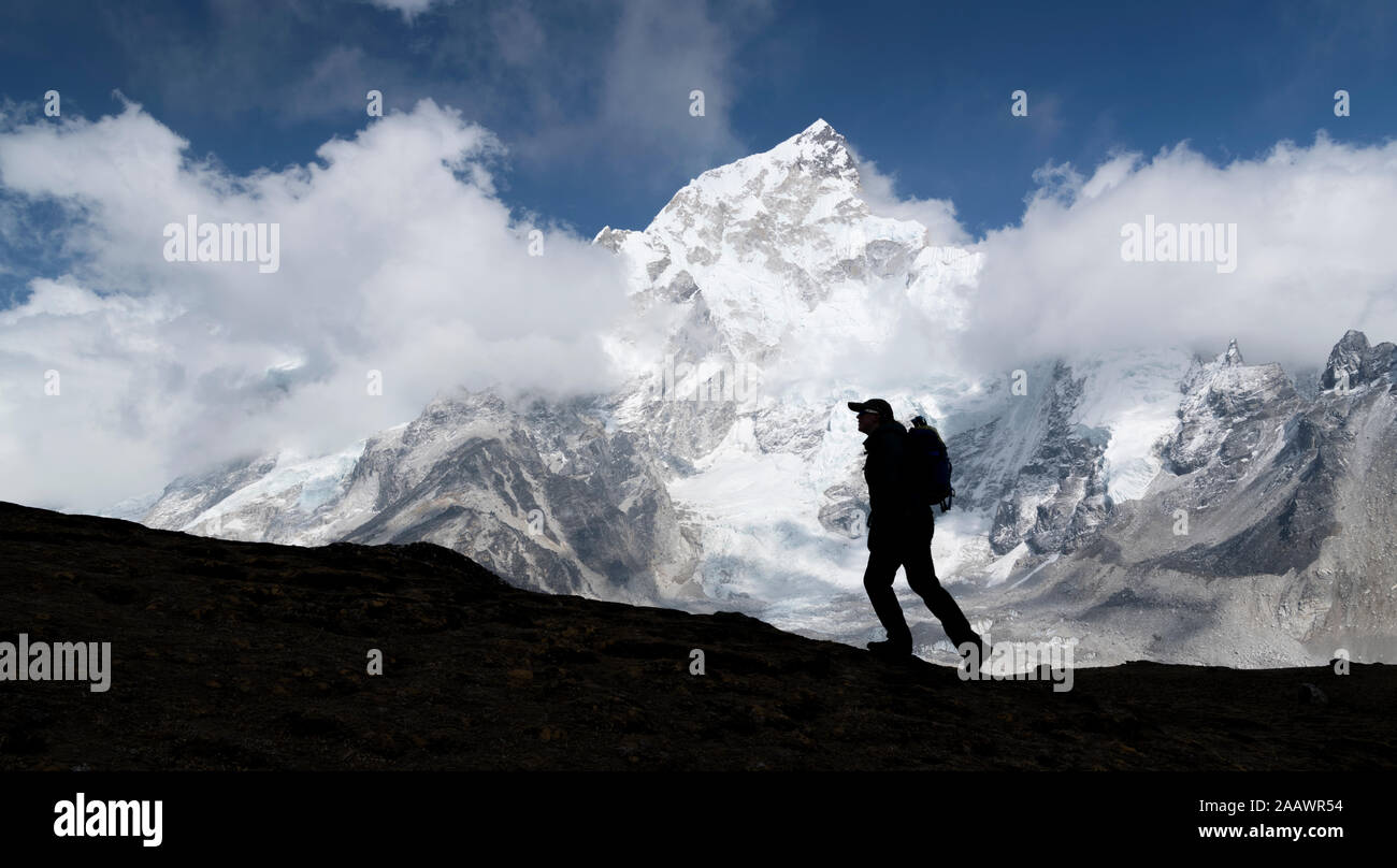 Woman trekking with Mt Everest, Nuptse and Kala Patthar in background, Himalayas, Solo Khumbu, Nepal Stock Photo