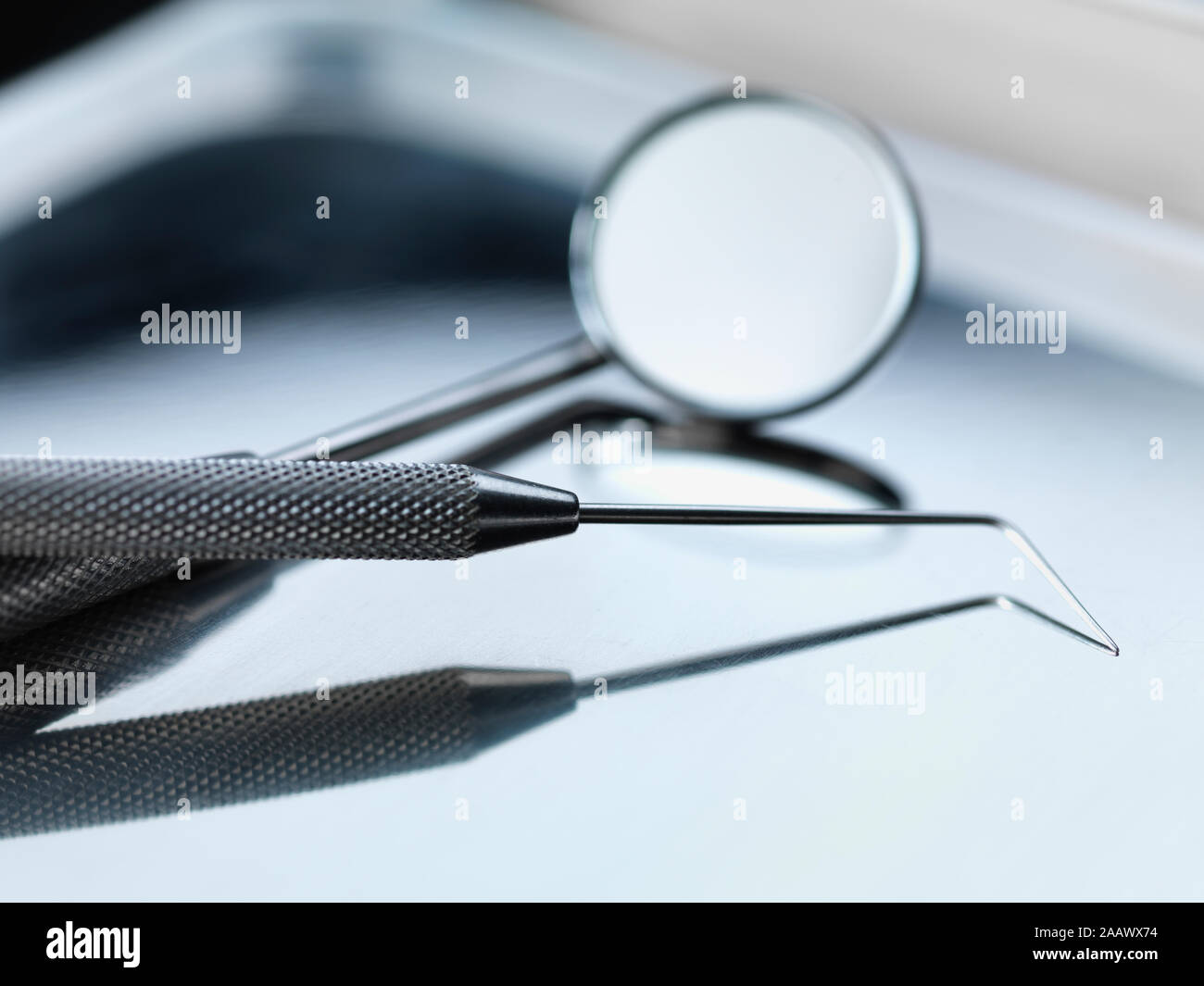 Close-up of periodontal probe with angled mirror in tray at hospital Stock Photo