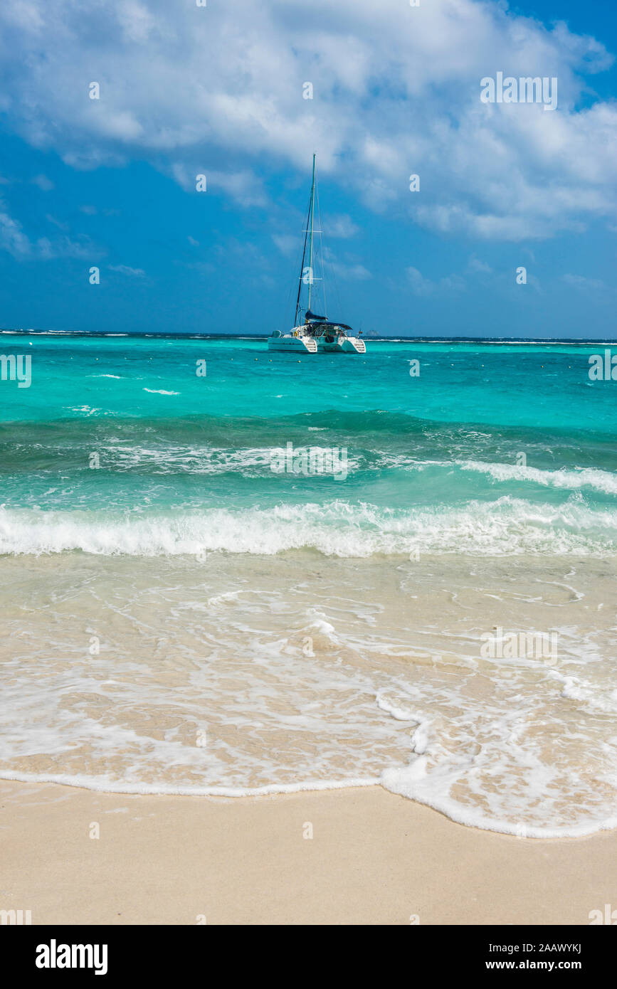 Sailing boat anchored in Tobago Cays, St. Vincent and the Grenadines, Caribbean Stock Photo