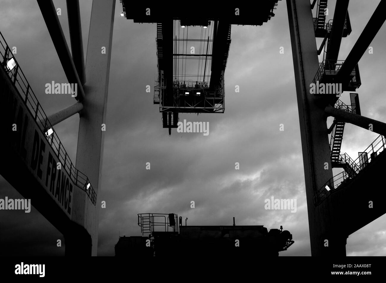 Cargo container cranes Black and White Stock Photos & Images - Alamy