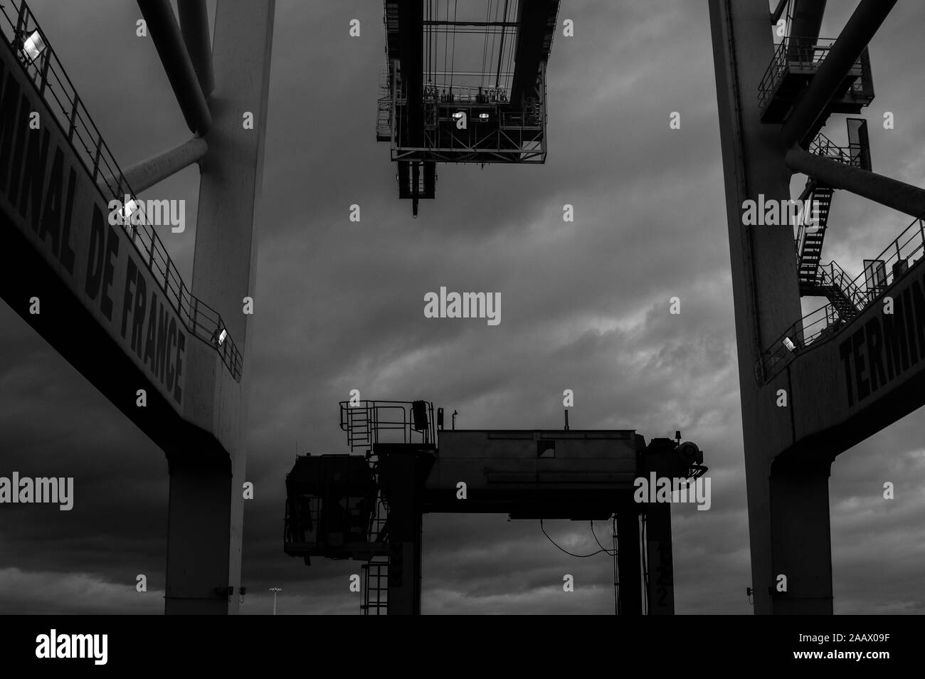 Cargo container cranes Black and White Stock Photos & Images - Alamy