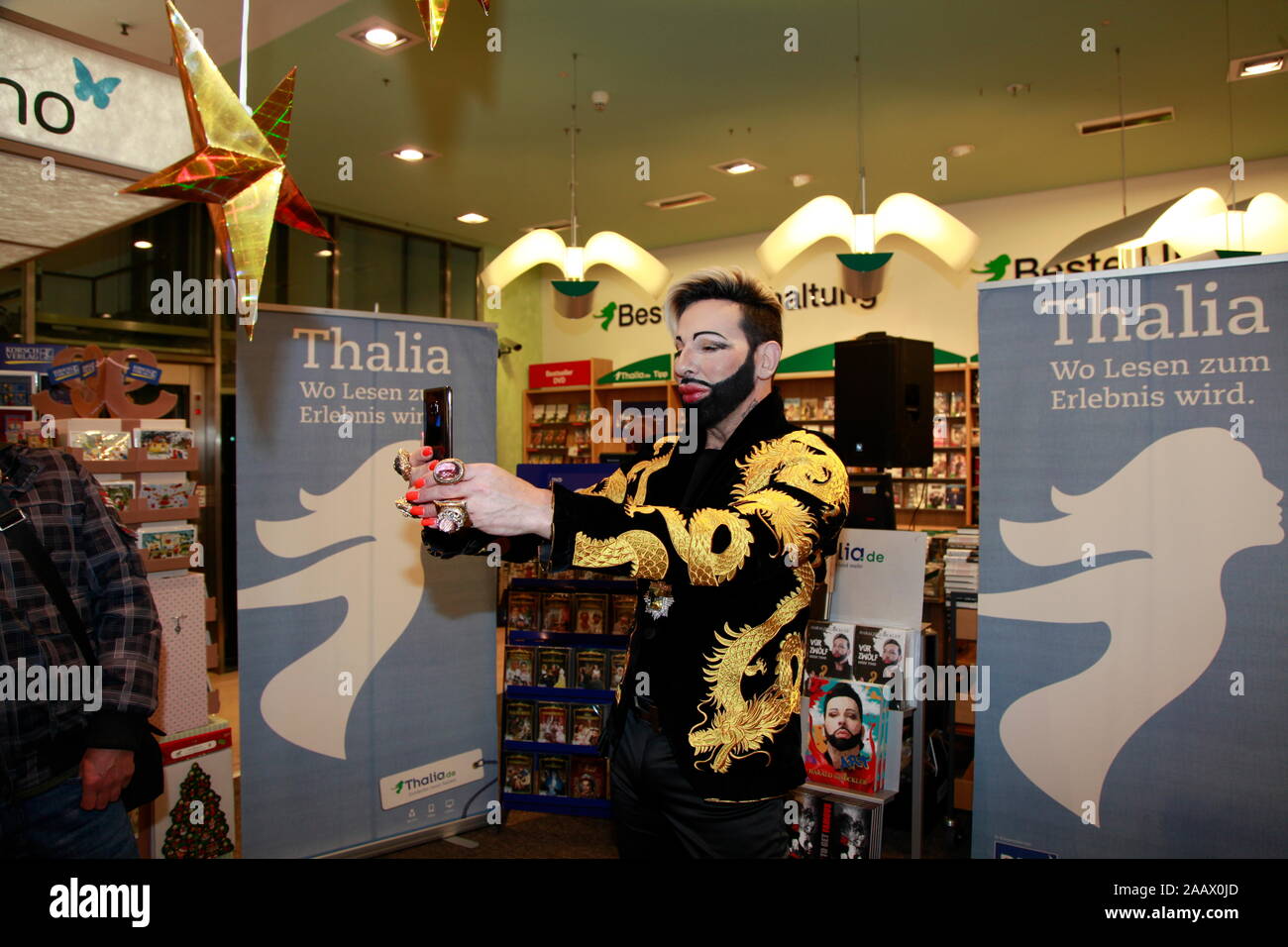 Harald Gloockler Bei Der Buchsignierstunde Seines Buches Vor