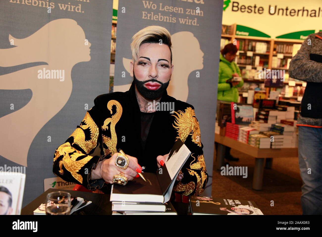 Harald Gloockler Bei Der Buchsignierstunde Seines Buches Vor