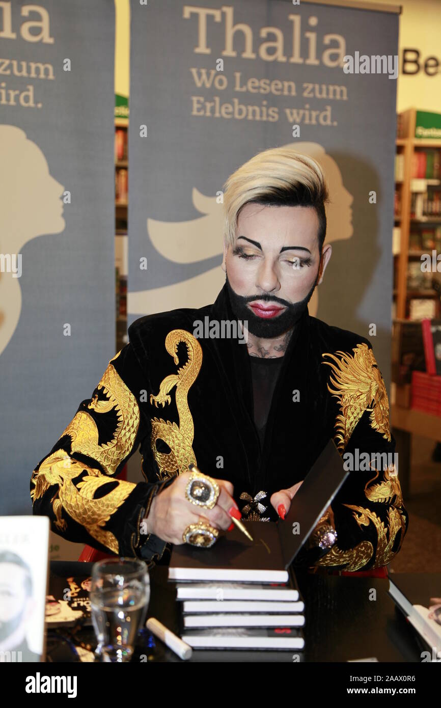 Harald Gloockler Bei Der Buchsignierstunde Seines Buches Vor