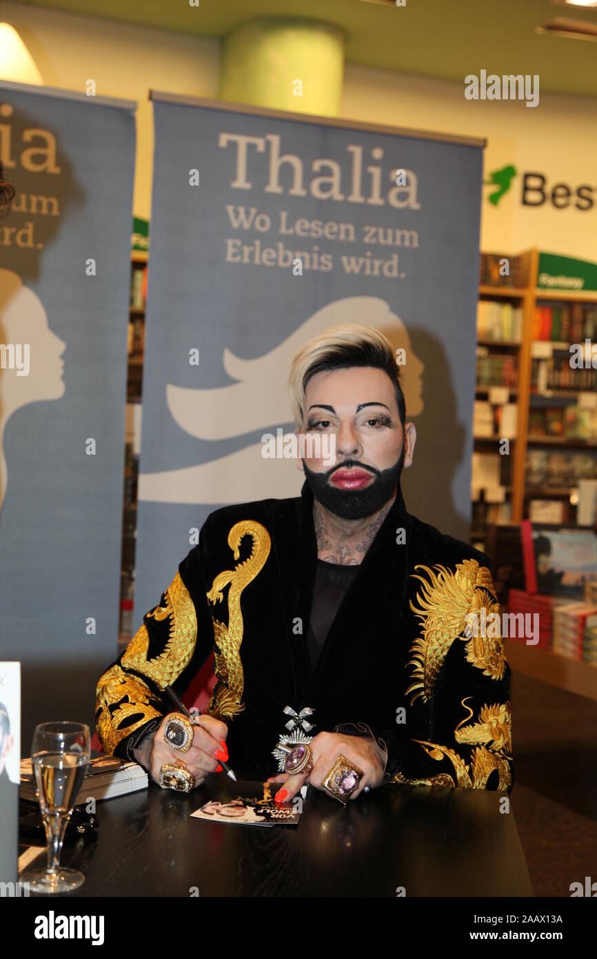 Harald Gloockler Bei Der Buchsignierstunde Seines Buches Vor