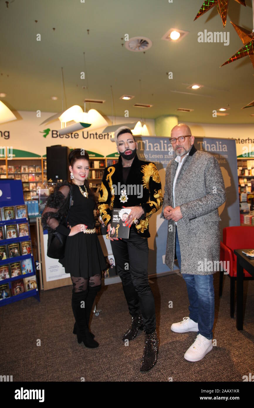 Harald Gloockler Bei Der Buchsignierstunde Seines Buches Vor