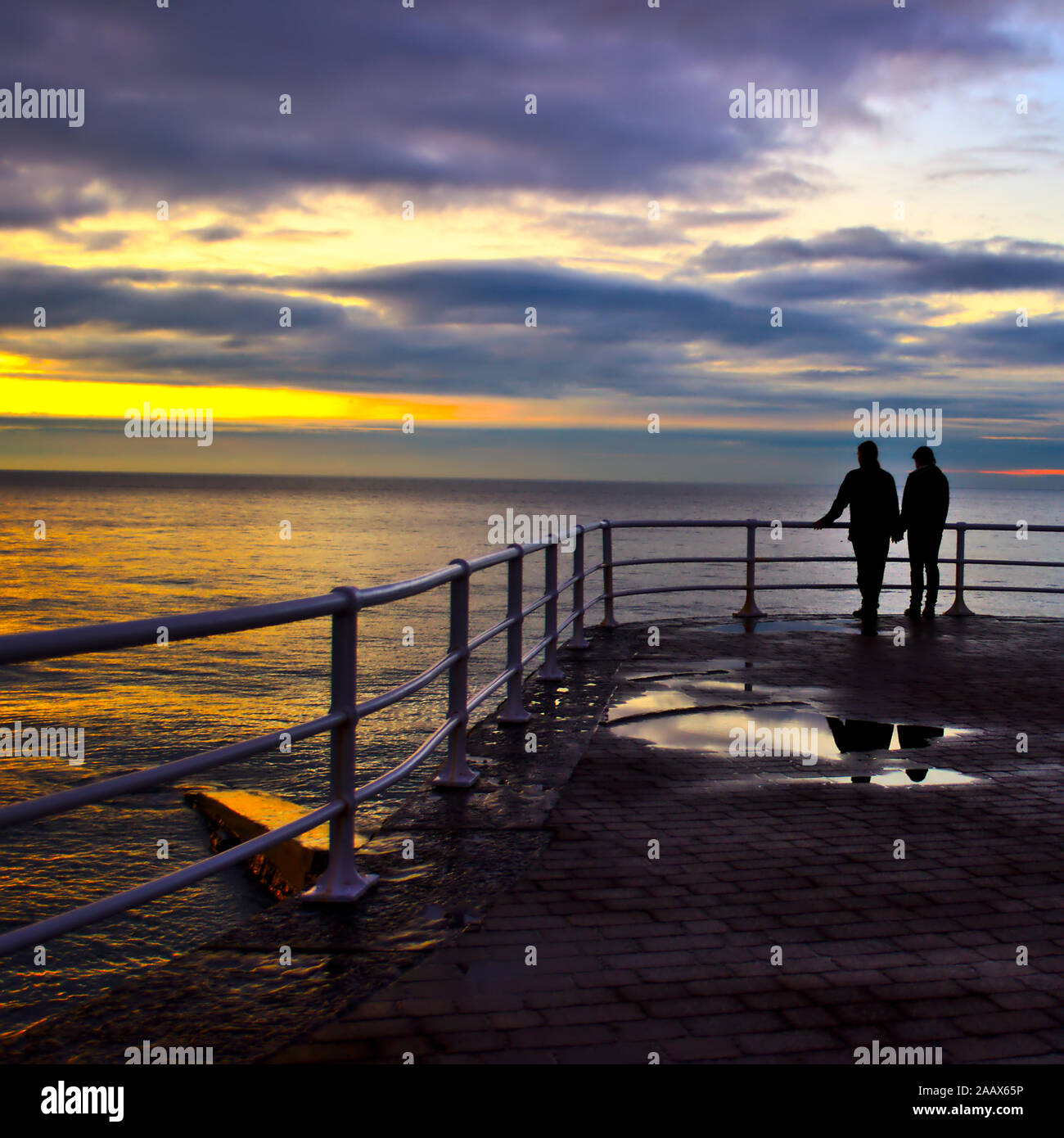 Couple holding hands silhouette hi-res stock photography and images - Alamy