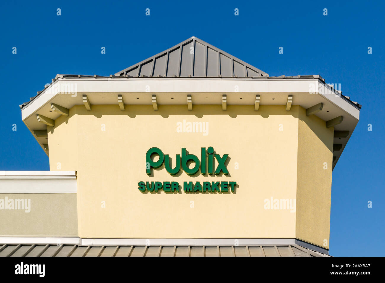 Brand name and logo of Publix supermarket chain on rooftop of store in Fort Myers, Florida, USA Stock Photo