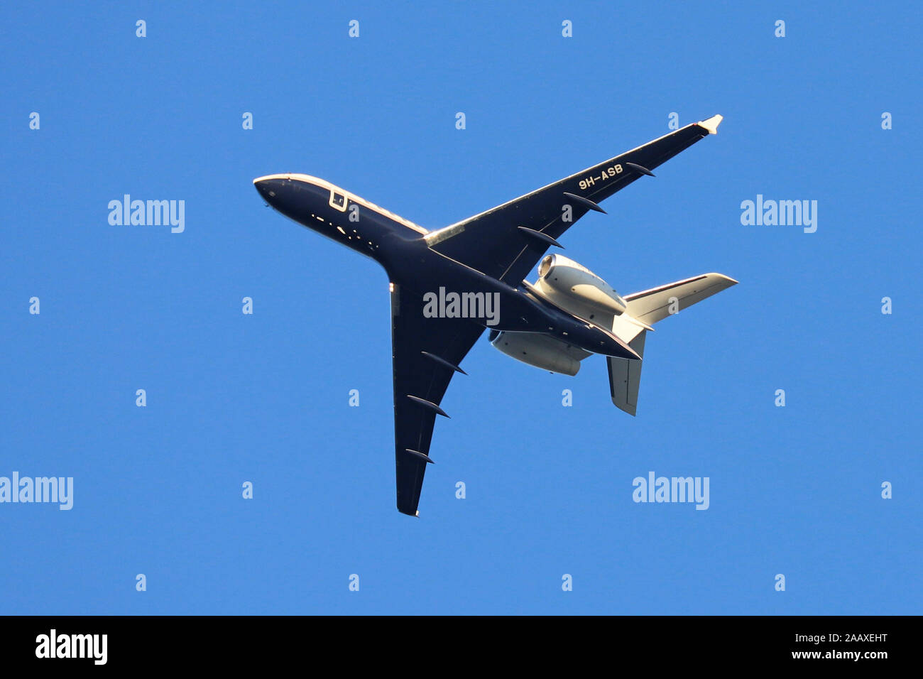 Bombardier global 5000 aircraft hi-res stock photography and images - Alamy