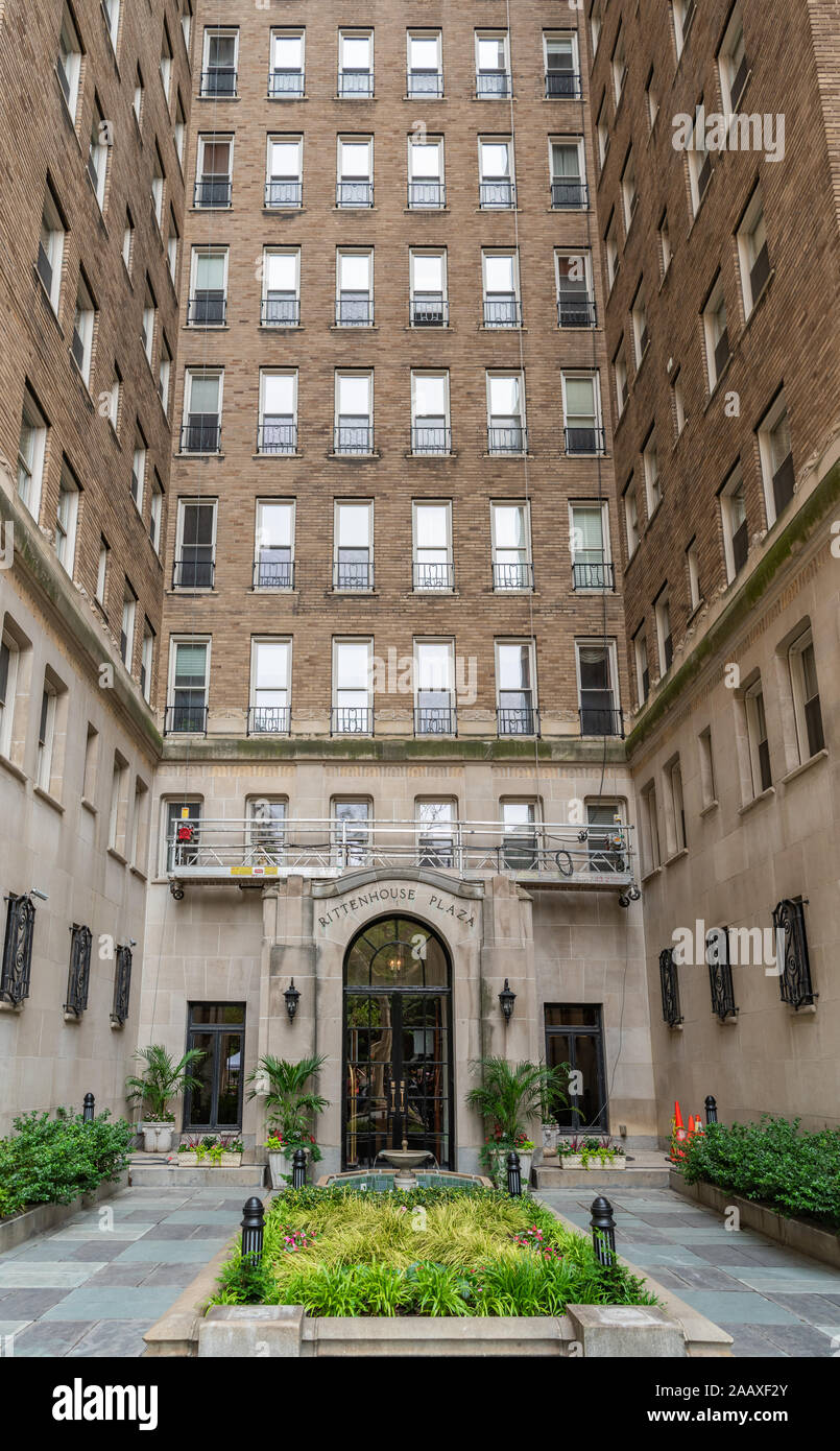 The entrance courtyard of Rittenhouse Plaza, McLanahan & Bencker's pre-war cooperative building on Rittenhouse Square Stock Photo