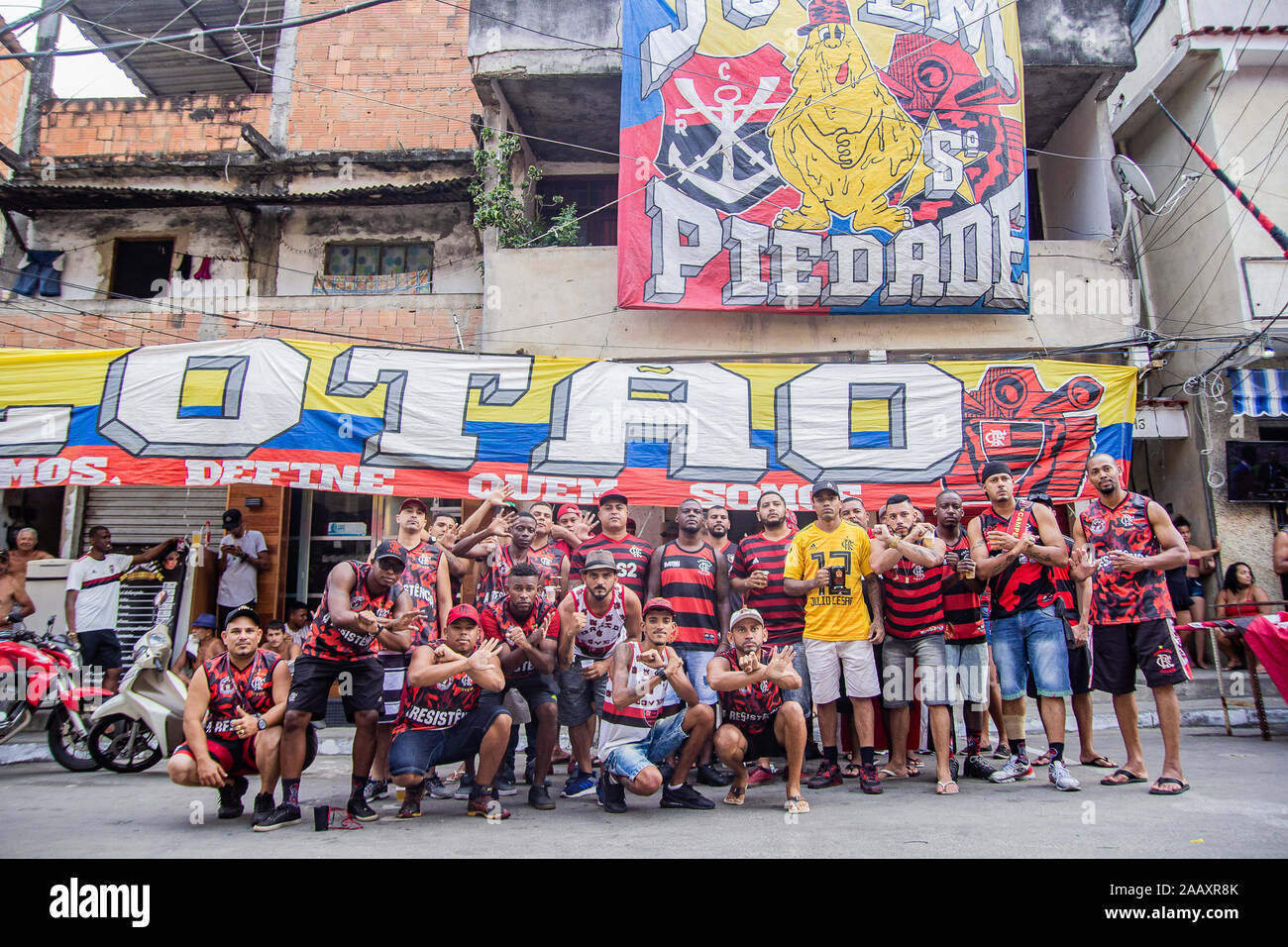 Rio De Janeiro, Brazil. 23rd Nov, 2019. Residents of the Complexo do Alemão in the North Zone of Rio de Janeiro, meet on Saturday afternoon (23) to cheer for Flamengo in the final of the Copa Libertadores of America. Credit: Alexandre Silva/FotoArena/Alamy Live News Stock Photo
