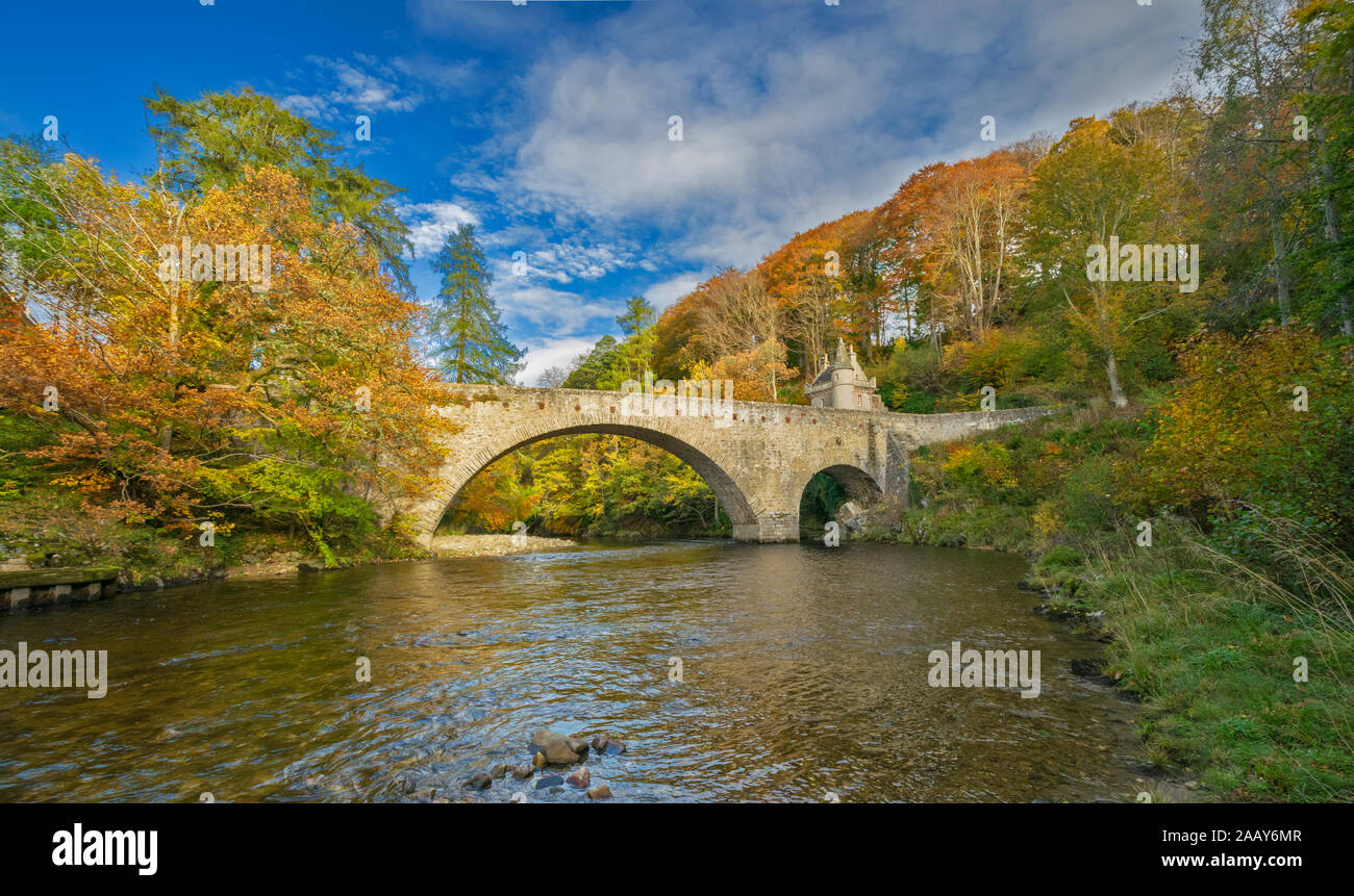 OLD BRIDGE OF AVON BALLINDALLOCH CASTLE SPEYSIDE SCOTLAND THE BRIDGE OVER THE RIVER WITH TREES AND LEAVES IN AUTUMN COLOURS Stock Photo