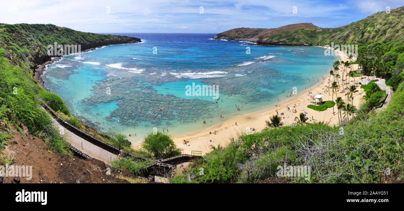 Snorkelling at the coral reef of Hanauma Bay, a former volcanic crater, now  a national reserve near Honolulu, Oahu, Hawaii, United States Stock Photo -  Alamy