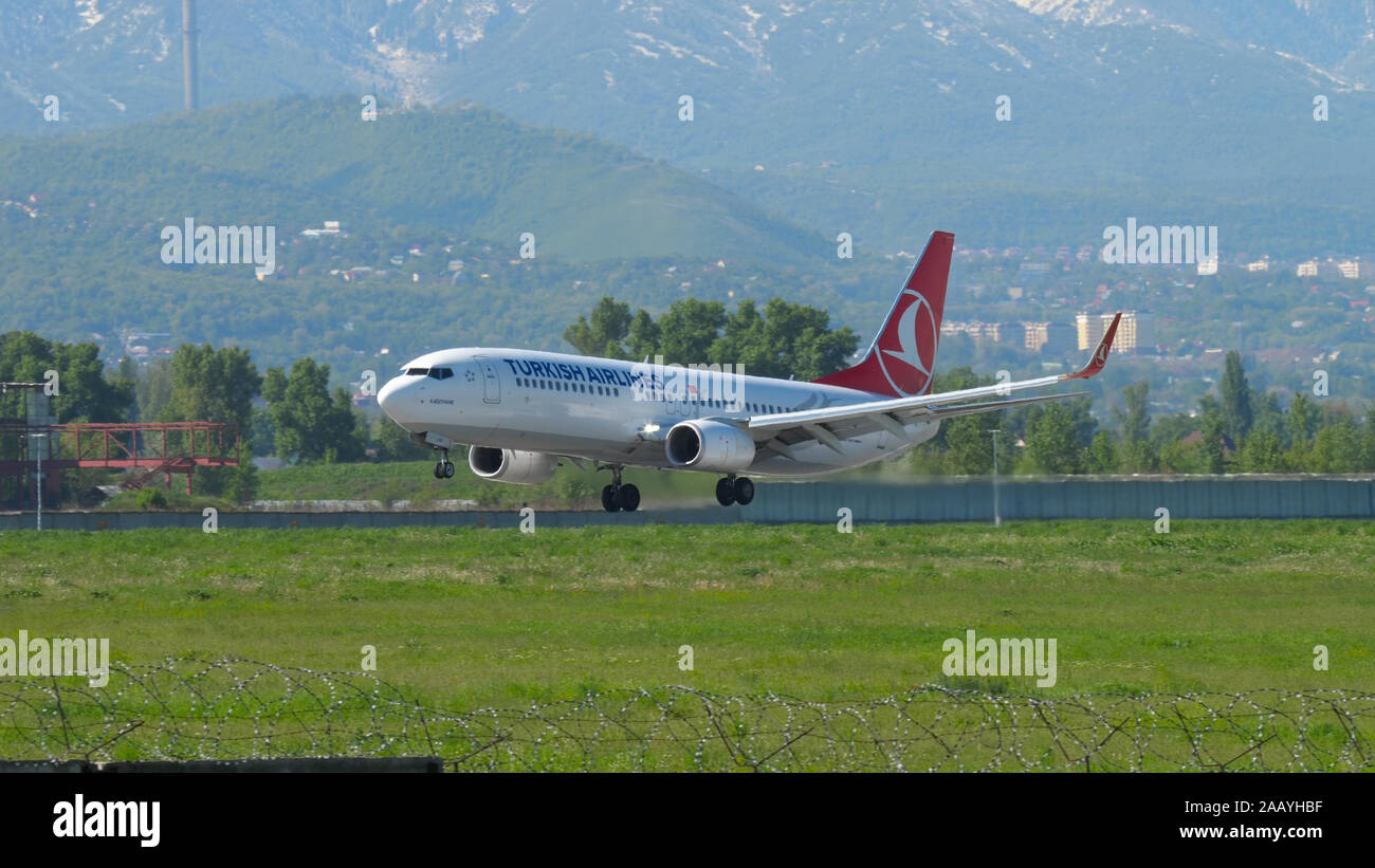 Turkish Airlines Boeing 737 photo Stock Photo Alamy
