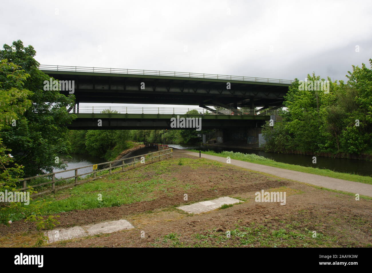 railway bridge over Sheffield & Tinsley Canal Stock Photo