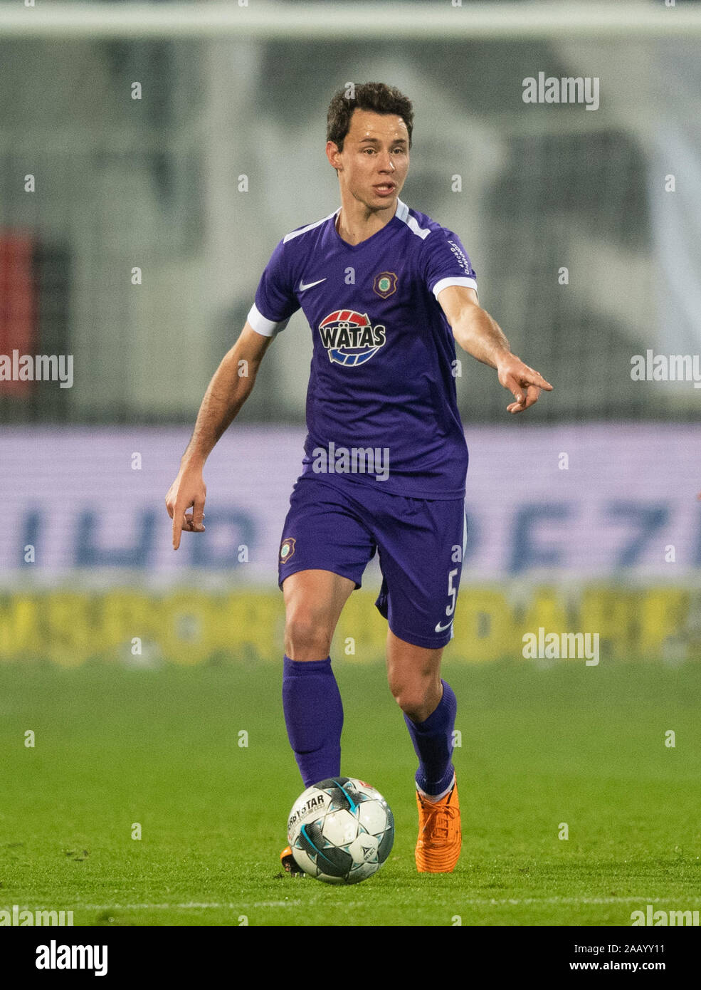 Aue, Germany. 22nd Nov, 2019. Soccer: 2nd Bundesliga, FC Erzgebirge Aue - FC St. Pauli, 14th matchday, in the Sparkassen-Erzgebirgsstadion. Aues Tom Baumgart plays the ball. Credit: Robert Michael/dpa-Zentralbild/dpa - IMPORTANT NOTE: In accordance with the requirements of the DFL Deutsche Fußball Liga or the DFB Deutscher Fußball-Bund, it is prohibited to use or have used photographs taken in the stadium and/or the match in the form of sequence images and/or video-like photo sequences./dpa/Alamy Live News Stock Photo