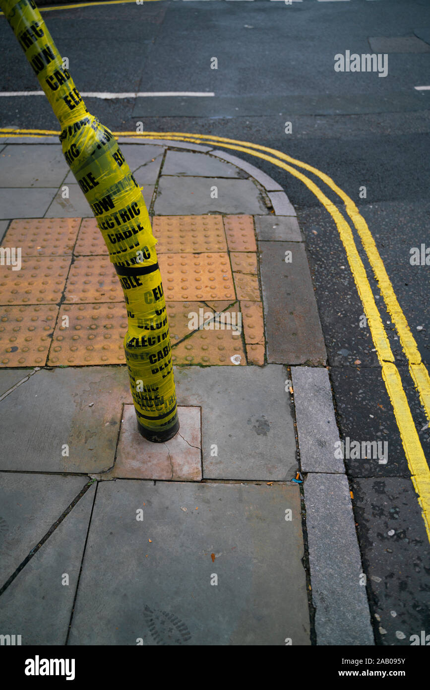 A leaning lamp post and leaning yellow lines Stock Photo Alamy