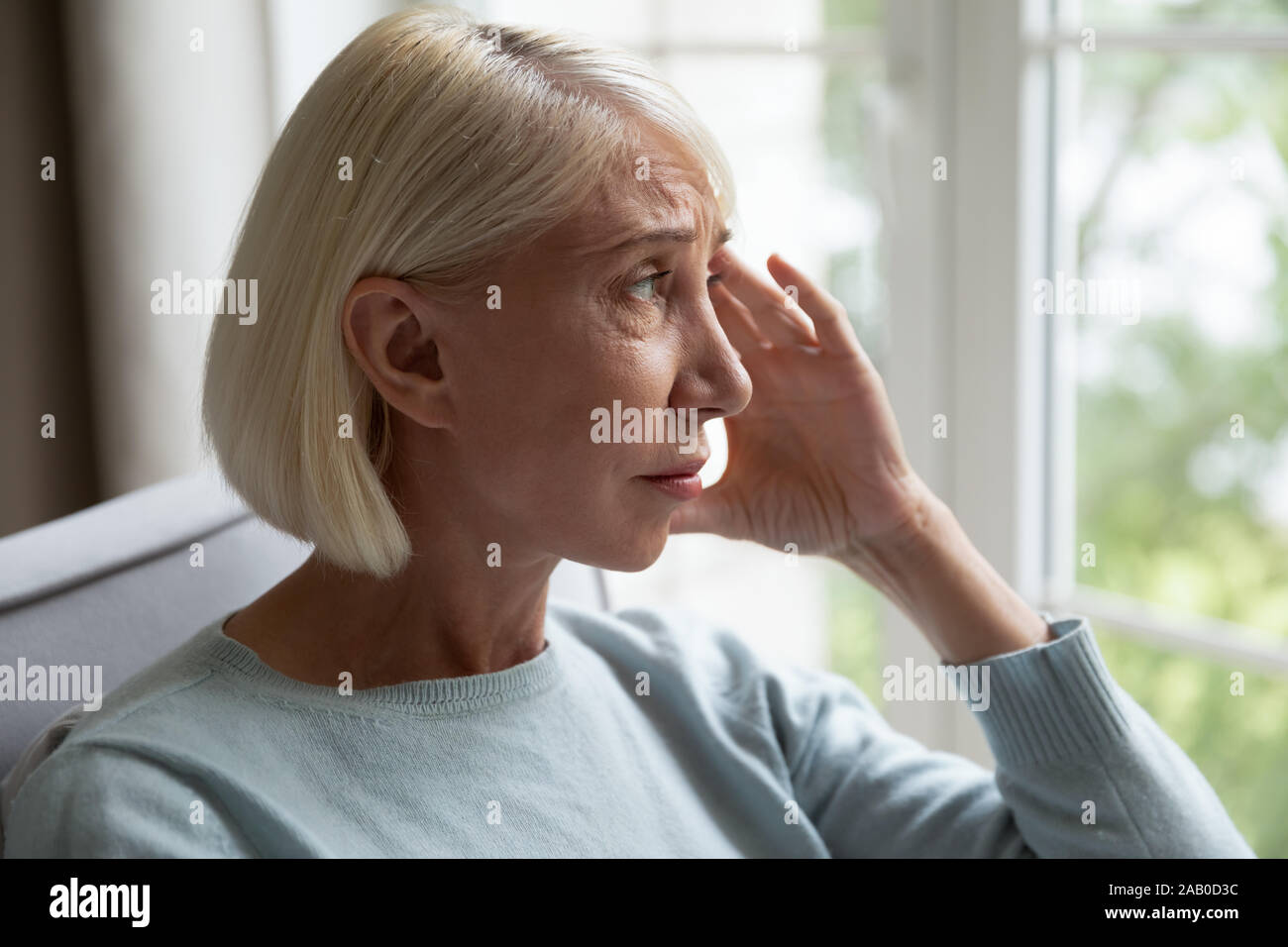 Elderly woman looking out of window hi-res stock photography and images ...