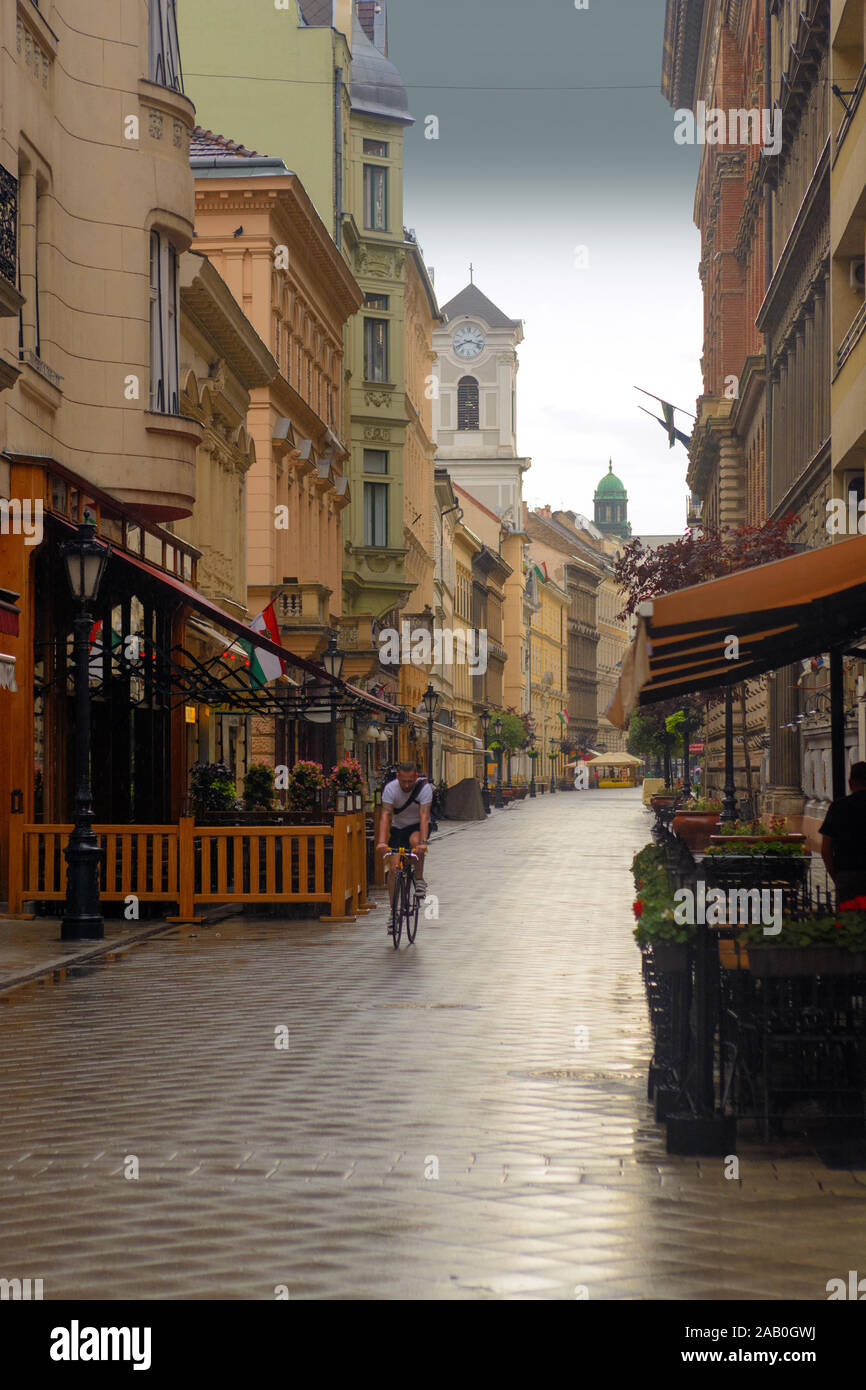 Rain cyclist hi-res stock photography and images - Alamy