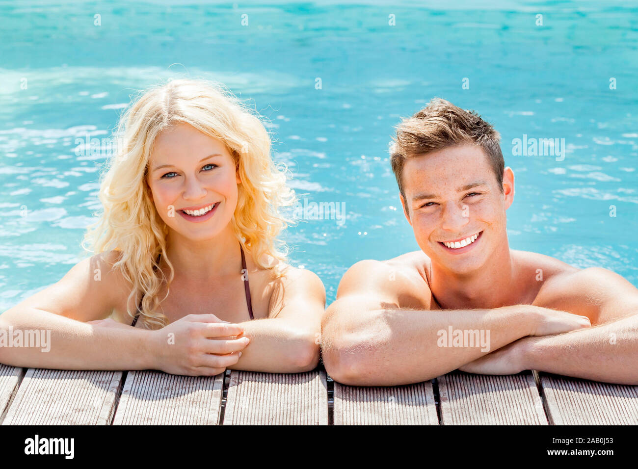 Ein junges Paerchen, das im Schwimmbecken entspannt Stock Photo