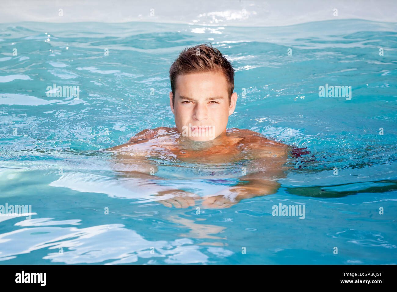 Ein junger Mann, der im Schwimmbecken schwimmt Stock Photo