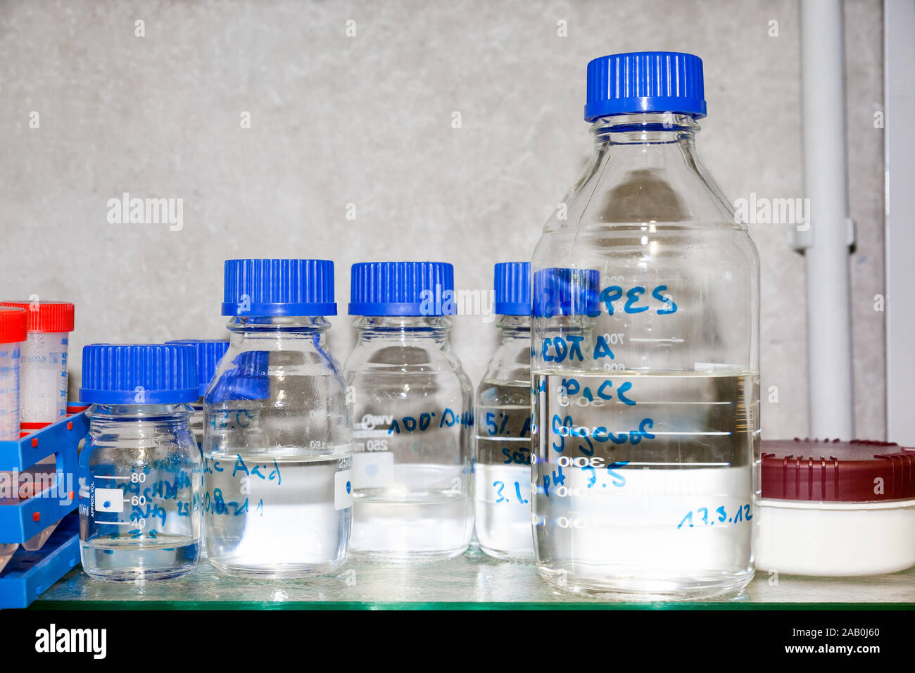 Utensilien aus einem Chemielabor Stock Photo