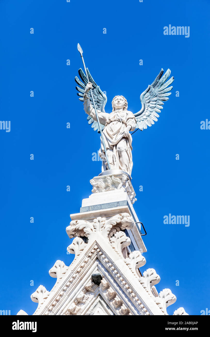 Der weisse Engel auf der schoenen Kathedrale in der italienischen Stadt Siena Stock Photo