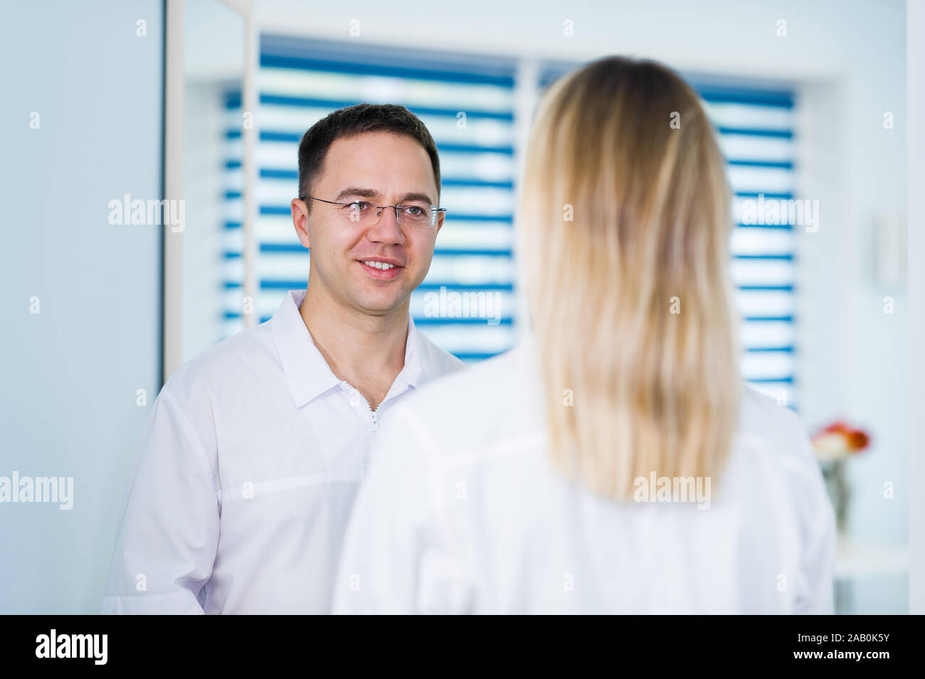 Chinese doctor talking senior woman hi-res stock photography and images ...