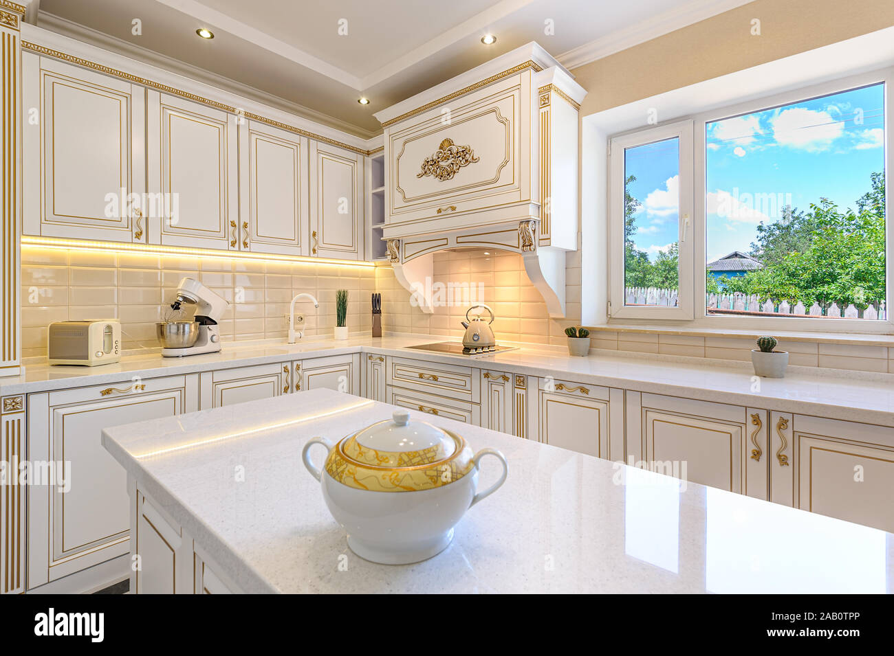 https://c8.alamy.com/comp/2AB0TPP/neoclassic-style-luxury-kitchen-interior-with-island-2AB0TPP.jpg