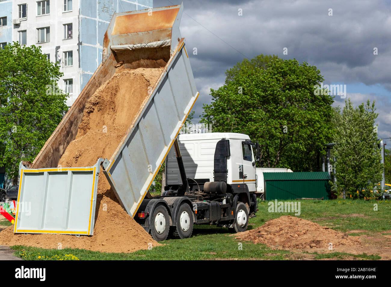Dump truck unloading sand hires stock photography and images Alamy
