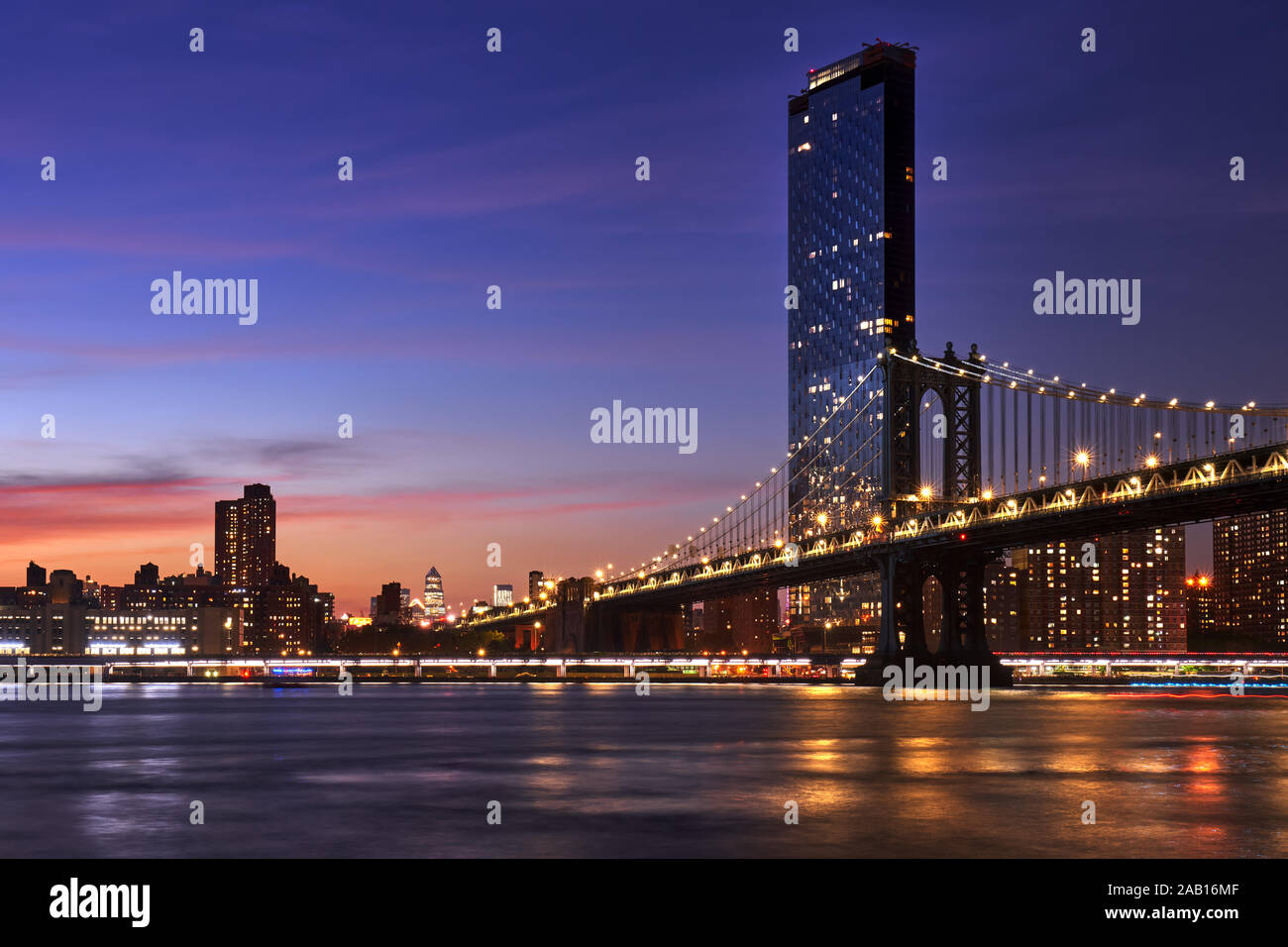 One Manhattan Square skyscraper and the Manhattan Bridge at twilight. Lower Manhattan, New York City, NY, USA Stock Photo
