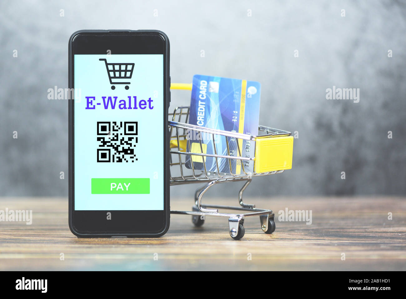 goochelaar Nebu Toeschouwer e wallet app on smartphone with credit card in shopping cart technology pay  / Mobile payment online shopping concept Stock Photo - Alamy