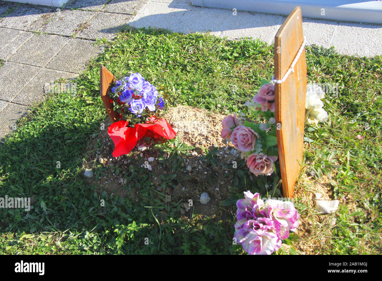Photo Muslim young baby child grave Stock Photo Alamy