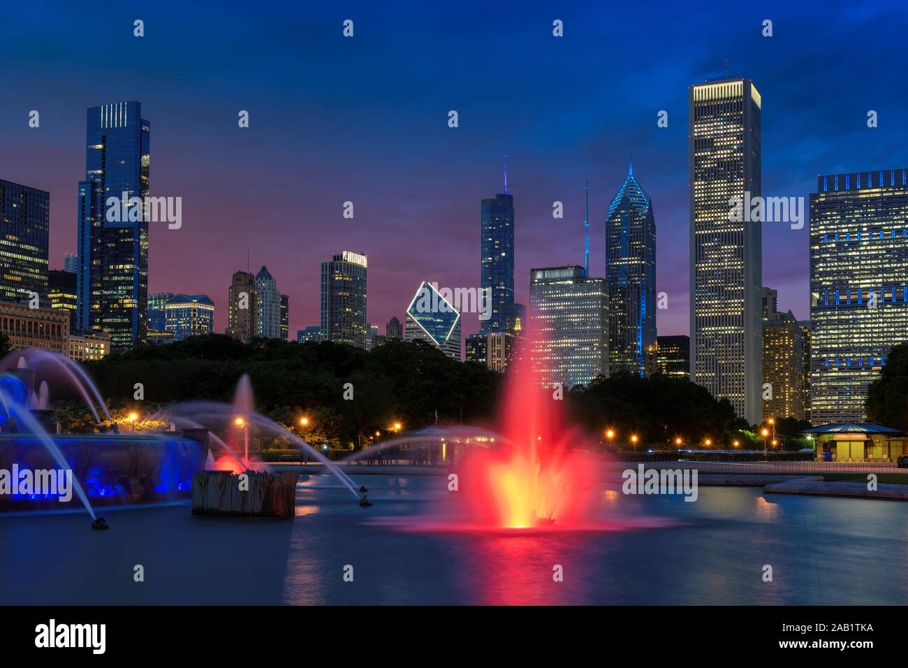 Chicago skyline night hi-res stock photography and images - Alamy