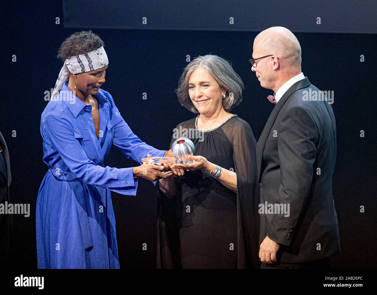 Waris DIRIE l. (Somalia/AUT, model, human rights activist) presents Paula CABALLERO (COL, environmental activist) the honorary prize of the German Sustainability Award, r. Guenther BACHMANN (Chairman of the Jury), awarding of the German Sustainability Award on November 22, 1919 in Duesseldorf/Germany. | Usage worldwide Stock Photo