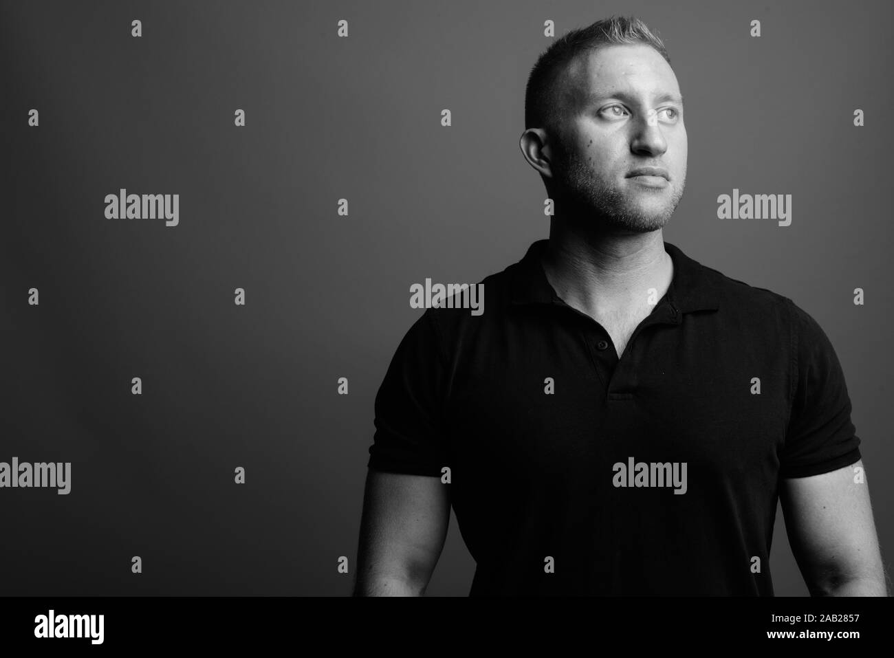 Portrait of muscular man in black and white Stock Photo - Alamy