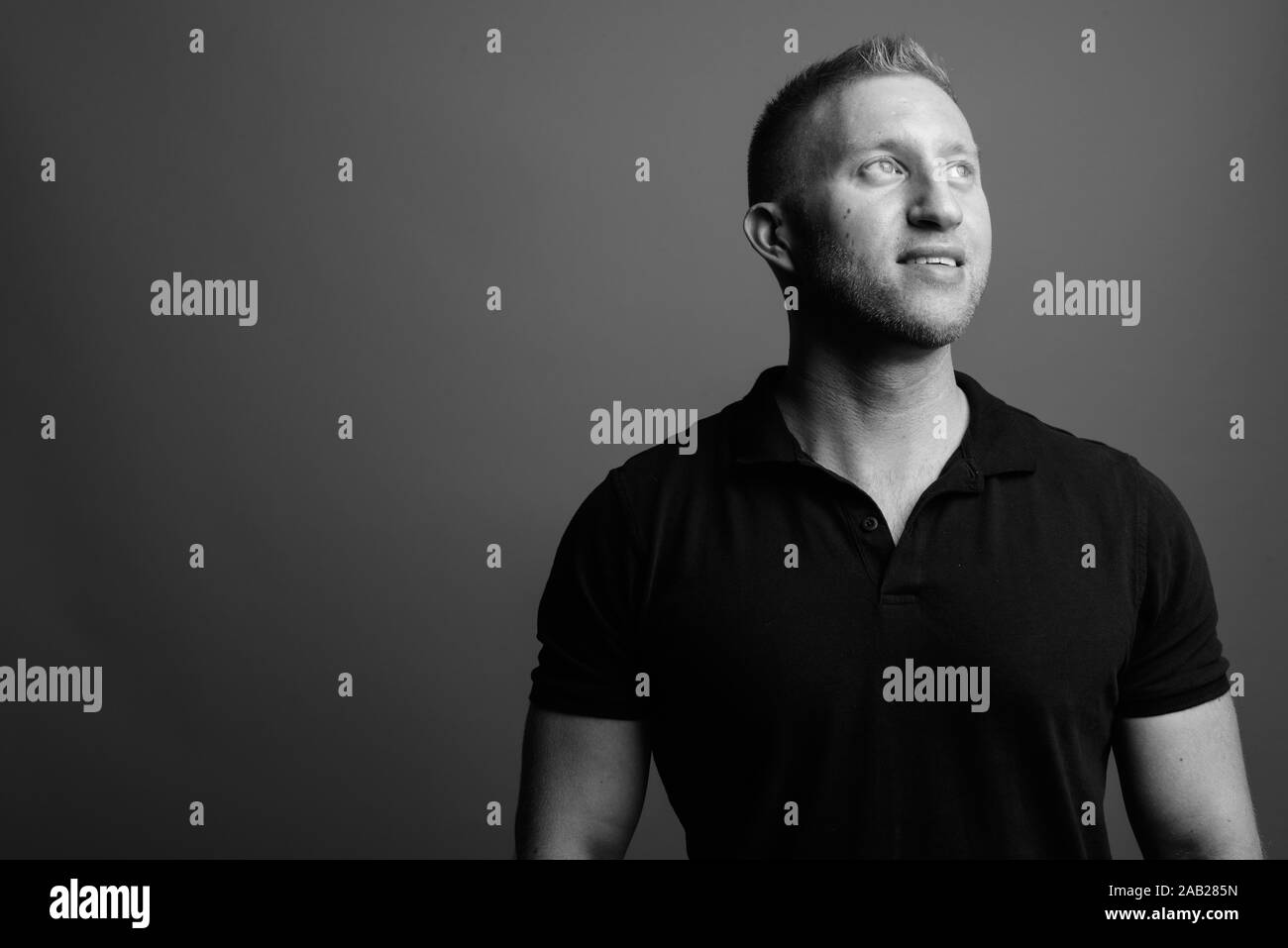 Portrait of muscular man in black and white Stock Photo - Alamy