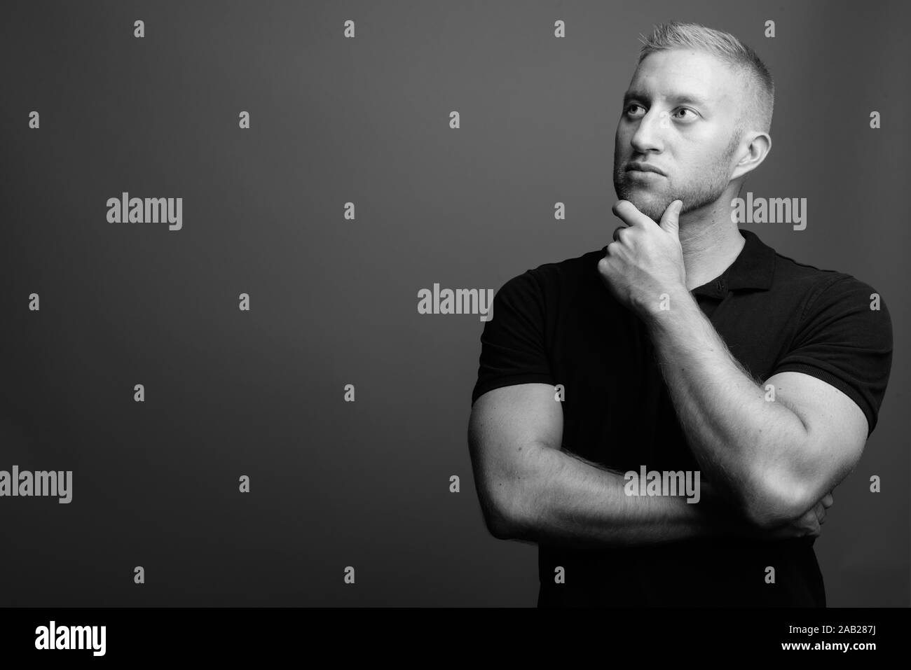 Portrait of muscular man in black and white Stock Photo - Alamy