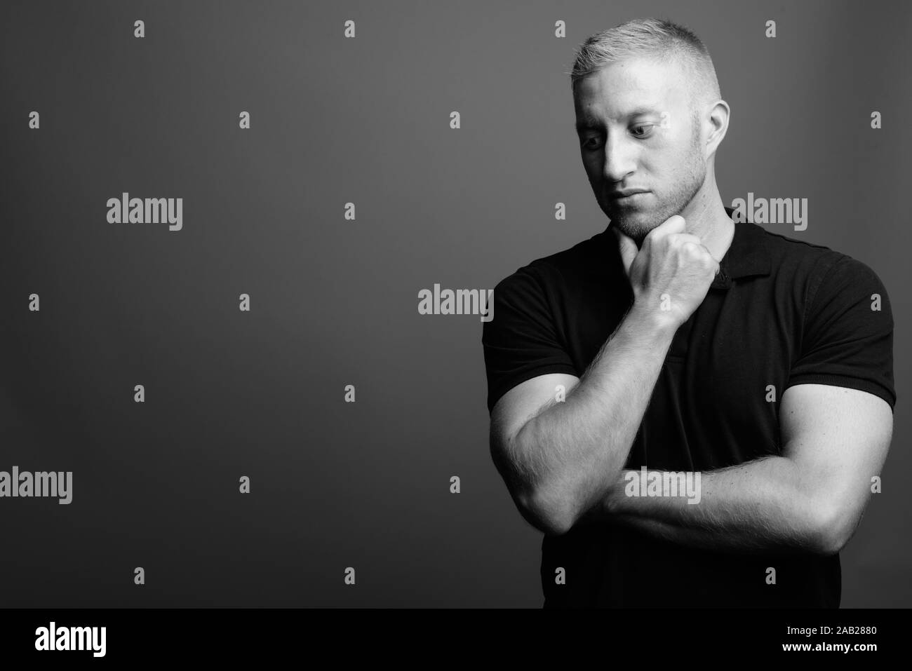 Portrait of muscular man in black and white Stock Photo - Alamy