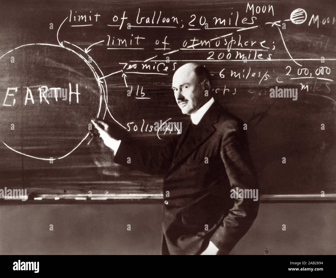 Dr. Robert Hutchings Goddard (1882-1945) at a blackboard at Clark University in Worcester, Massachusetts, in 1924. Goddard, an inventor, scientist, and Professor of Physics at Clark University, is known as the 'Father of Modern Rocketry.' Stock Photo