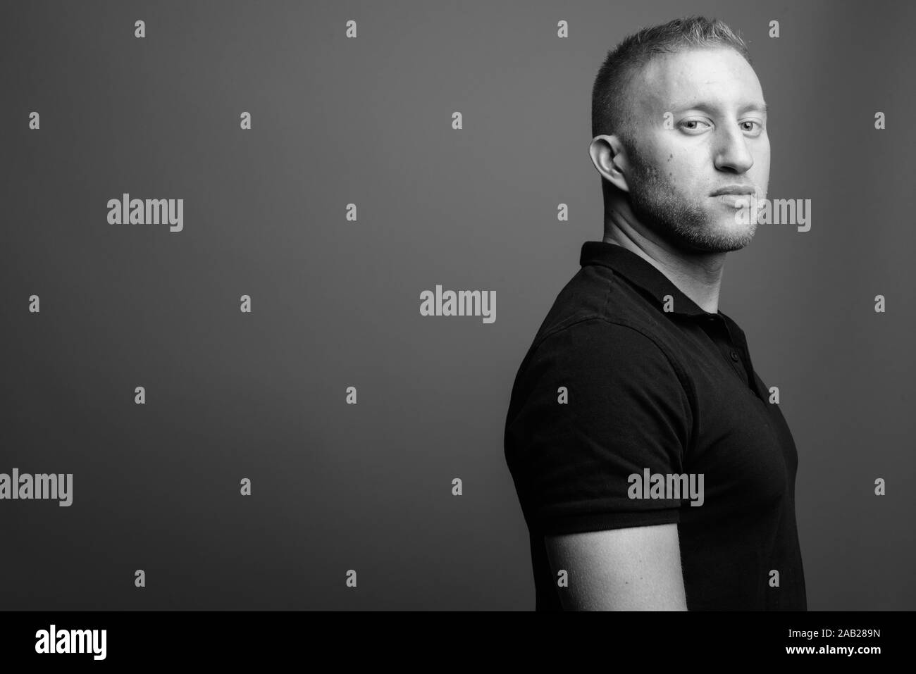 Portrait of muscular man in black and white Stock Photo - Alamy