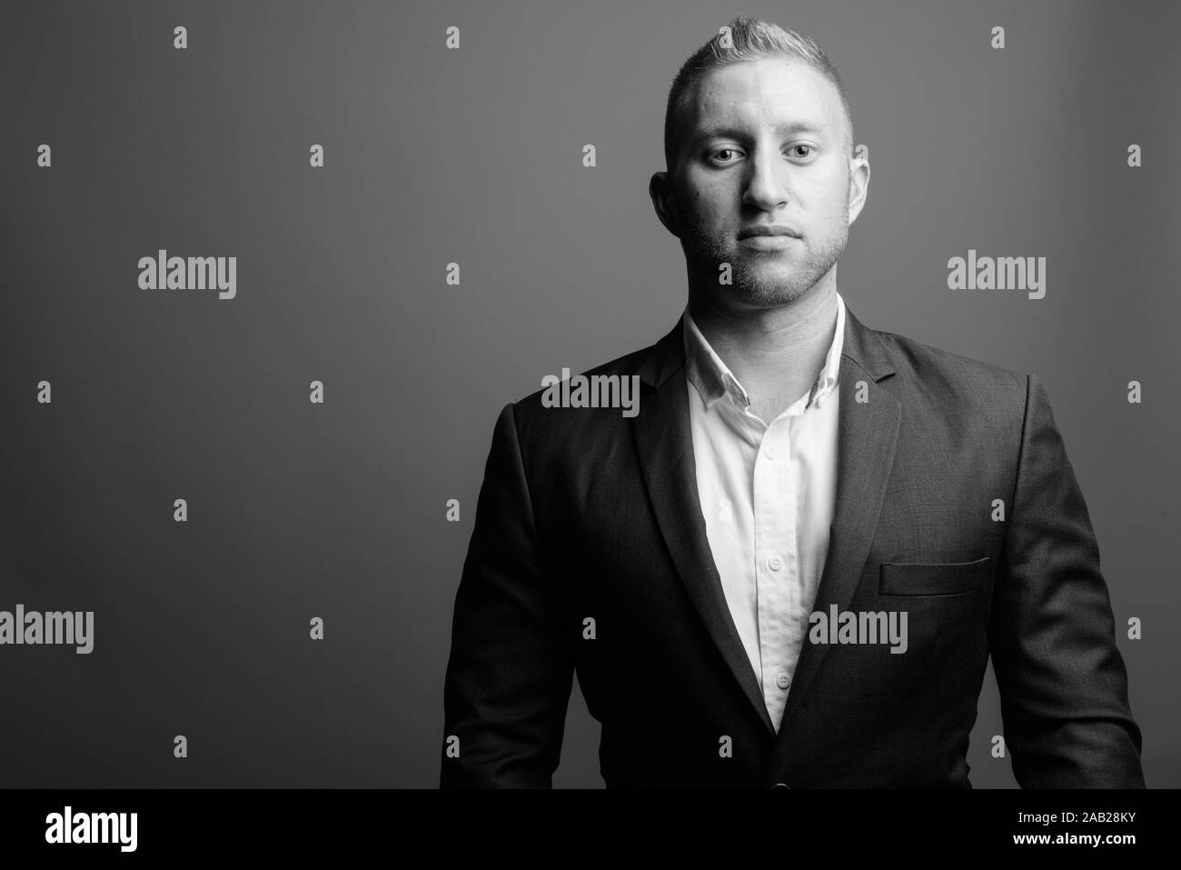 Portrait of businessman wearing suit in black and white Stock Photo - Alamy