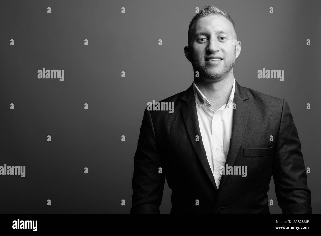 Portrait of businessman wearing suit in black and white Stock Photo - Alamy