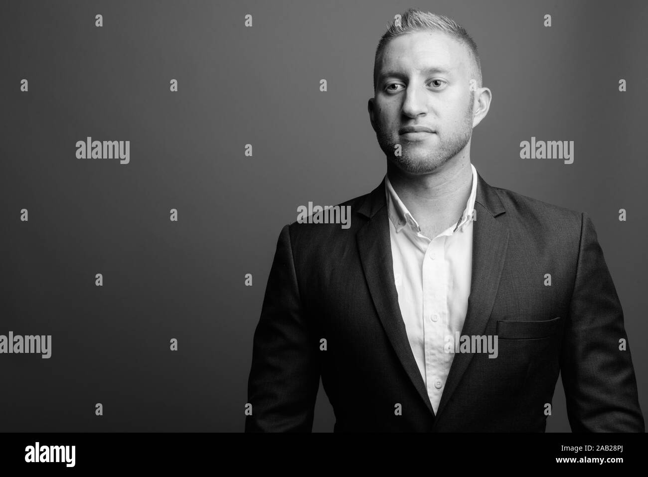 Portrait of businessman wearing suit in black and white Stock Photo - Alamy