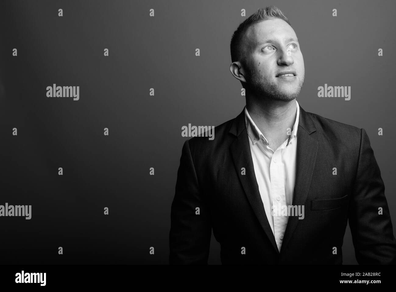 Portrait of businessman wearing suit in black and white Stock Photo - Alamy