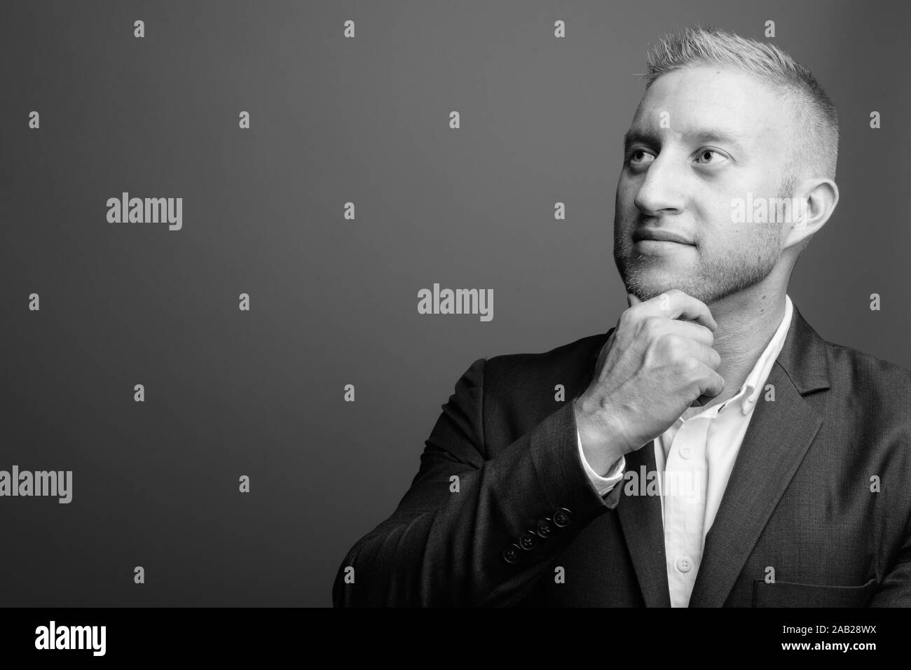 Portrait of businessman wearing suit in black and white Stock Photo - Alamy