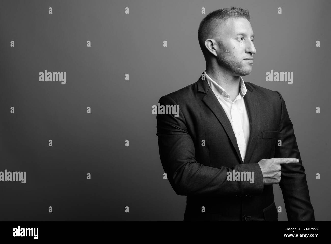 Portrait of businessman wearing suit in black and white Stock Photo - Alamy