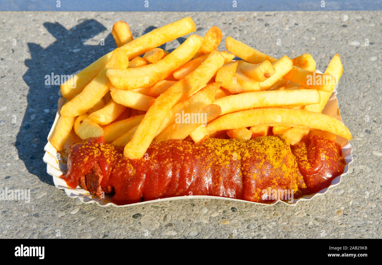 Currywurst mit Pommes Stock Photo - Alamy