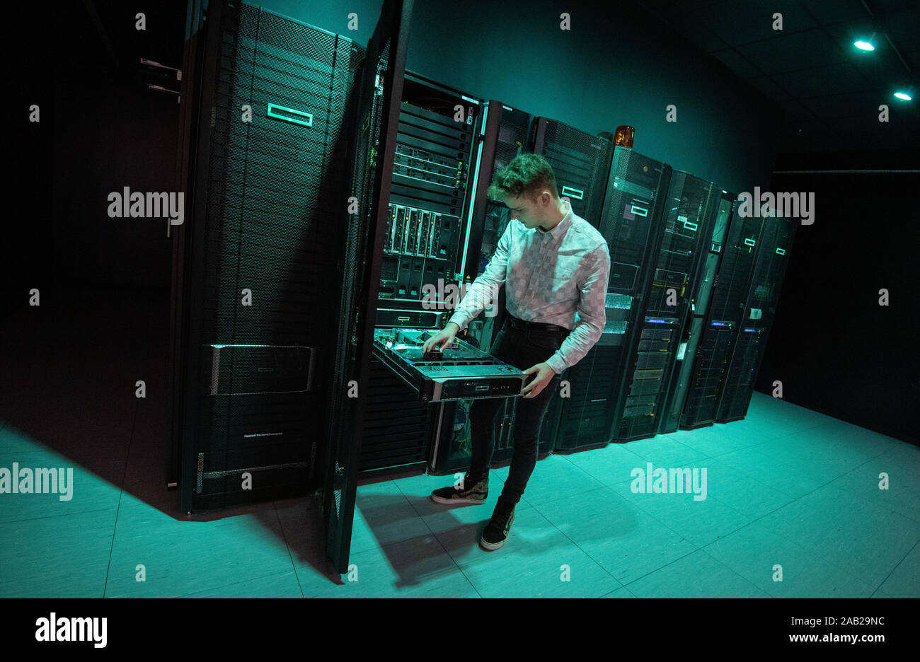 22 November 2019, Baden-Wuerttemberg, Böblingen: An employee of the IT  company Hewlett Packard Enterprise (HPE) demonstrates the replacement of a  fan on a server in a computer room in the company's technology