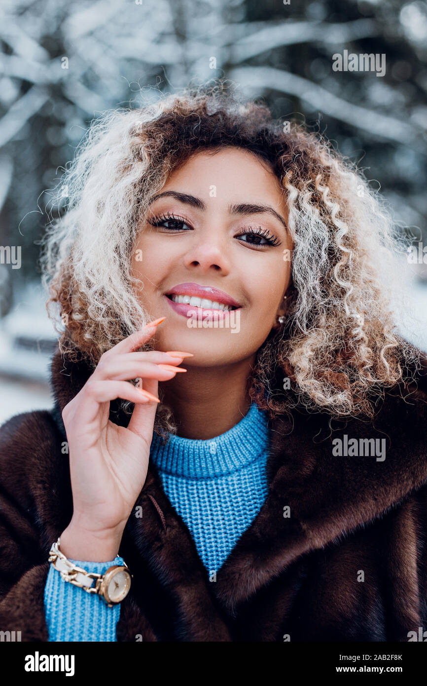 Smiling african american girl hi-res stock photography and images - Alamy